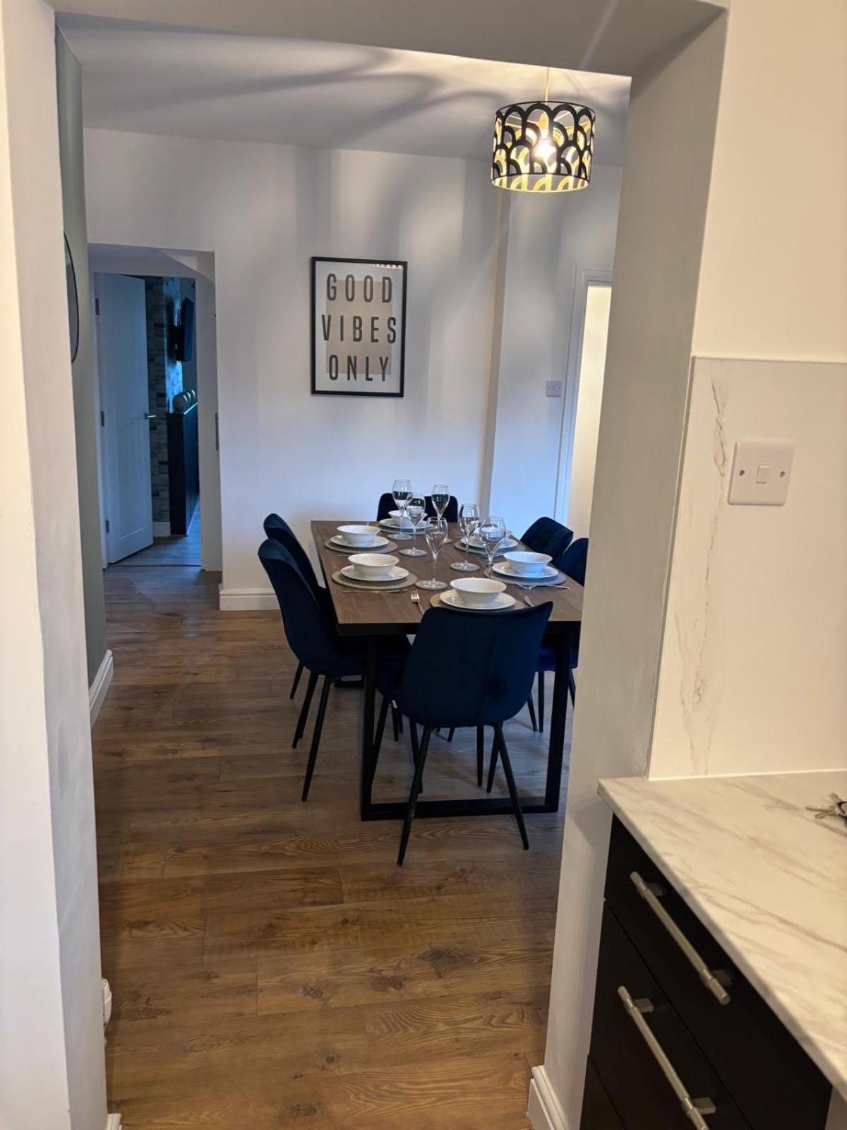 Holiday home Stunning House - Sleeps 7 - 5 Mins Walk To High Street - Parking - Wifi