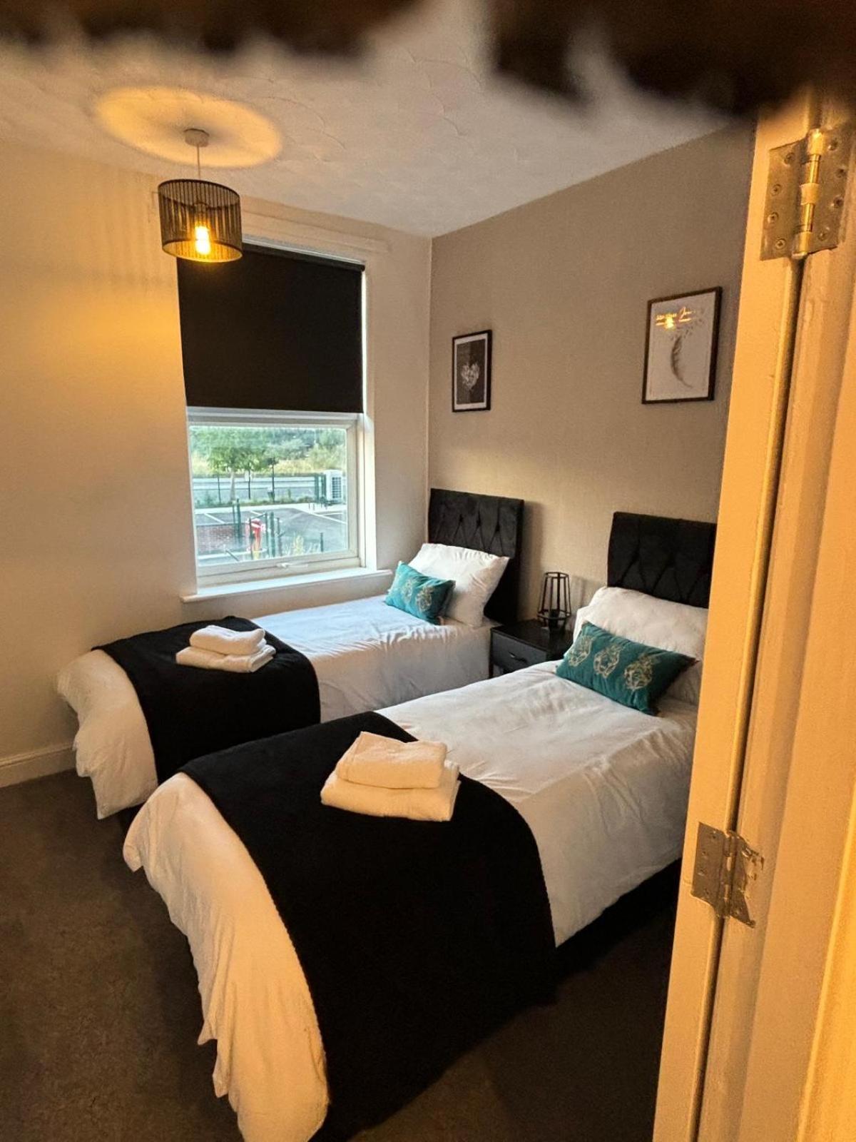 Stunning House - Sleeps 7 - 5 Mins Walk To High Street - Parking - Wifi Holiday home *