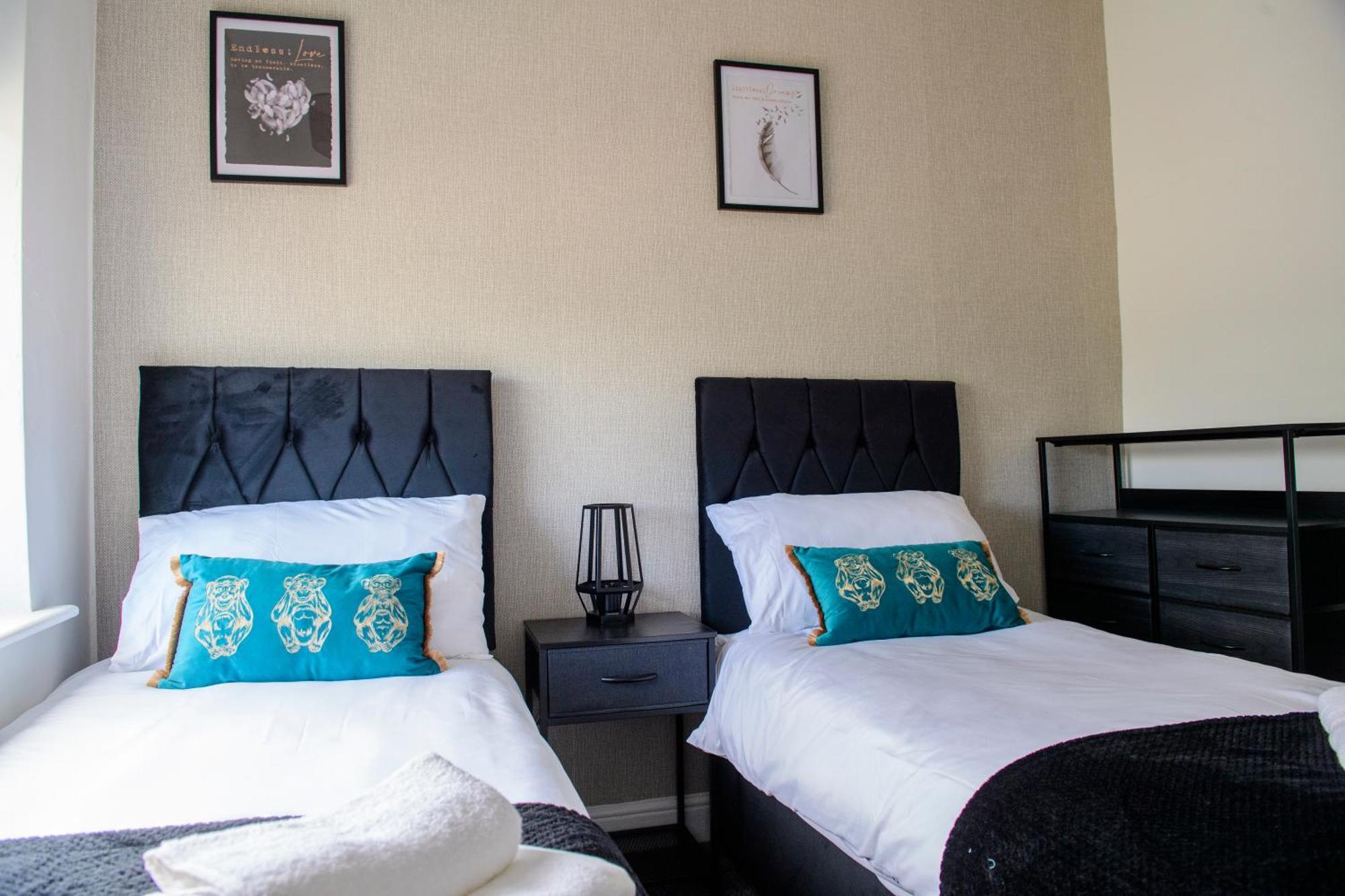 Stunning House - Sleeps 7 - 5 Mins Walk To High Street - Parking - Wifi Holiday home *