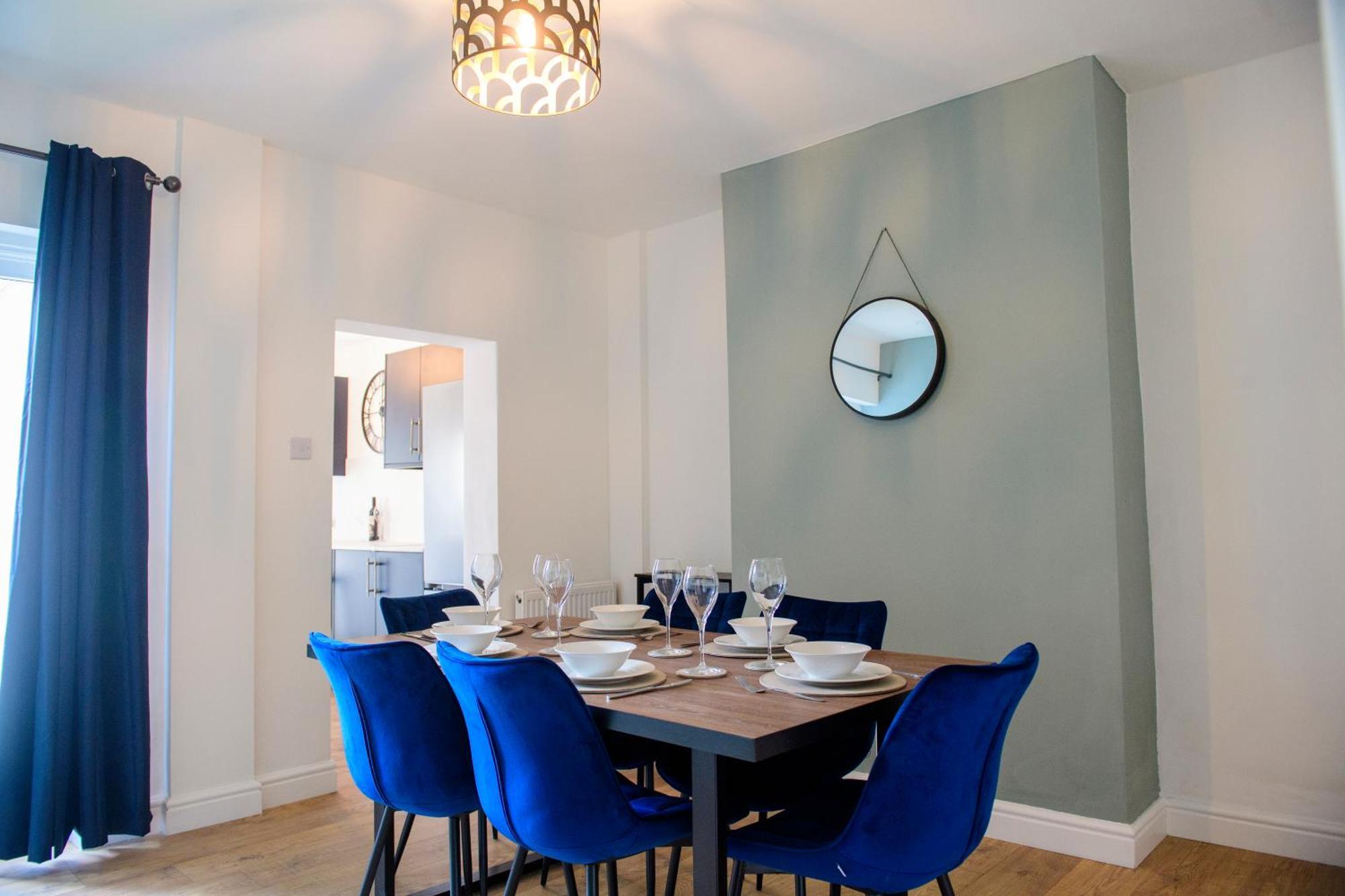 Holiday home Stunning House - Sleeps 7 - 5 Mins Walk To High Street - Parking - Wifi *